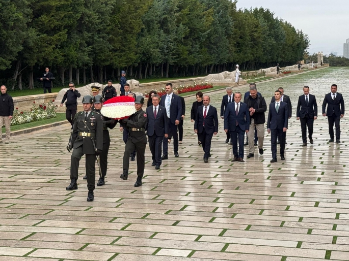 Başbakan Üstel Ankara'da... İlk ziyaret Anıtkabir'e...