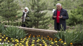 Başbakan Yıldırım'dan annesinin kabrine ziyaret