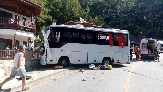 Muğla'da tur otobüsünün freni boşaldı: 2 ölü, 35 yaralı