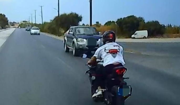 Polis, tehlikeli sürüş yapan motosikletliye cezayı kesti!